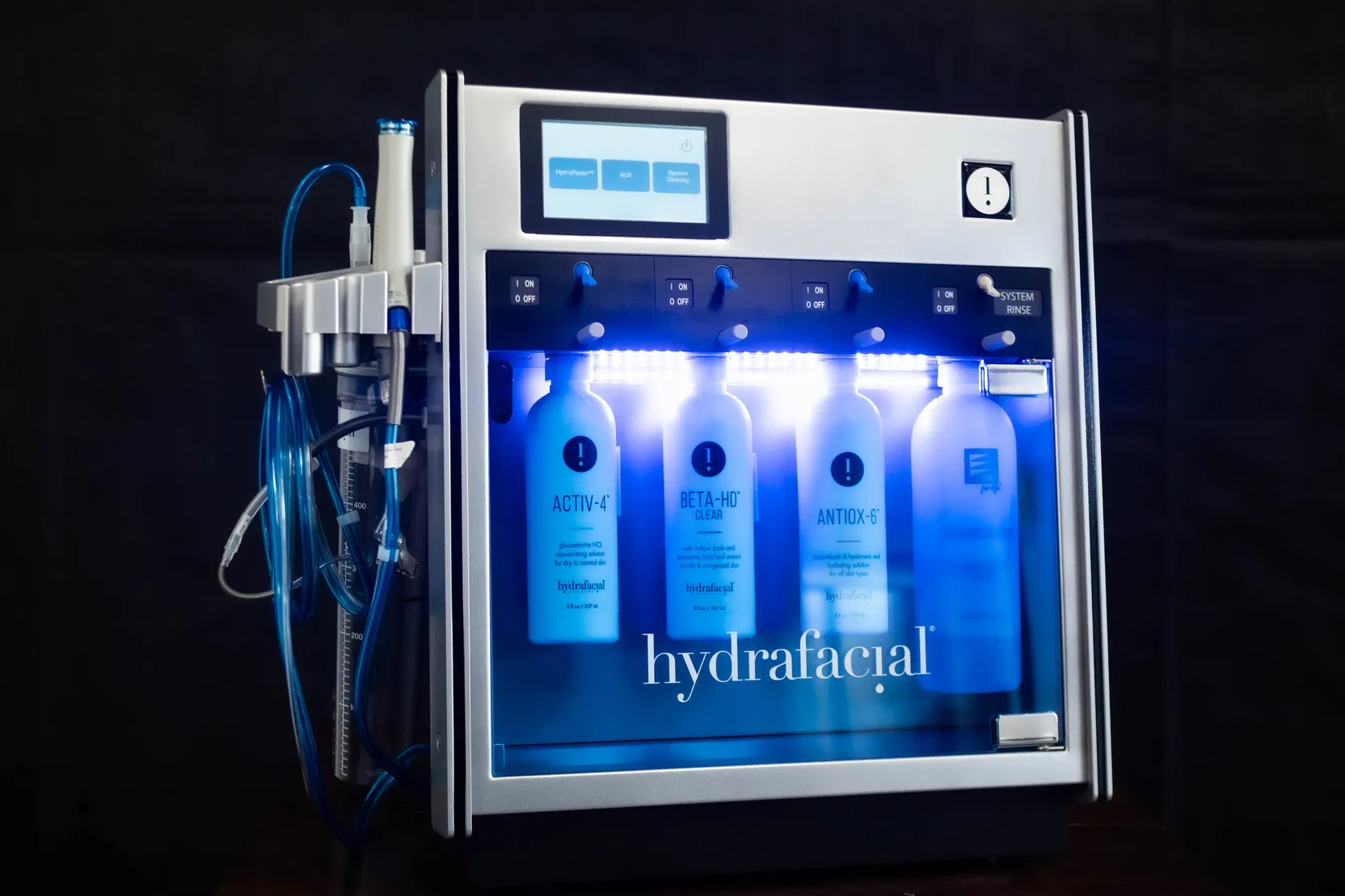 Equipo oficial Hydrafacial Allegro con sus sueros, en consultorio