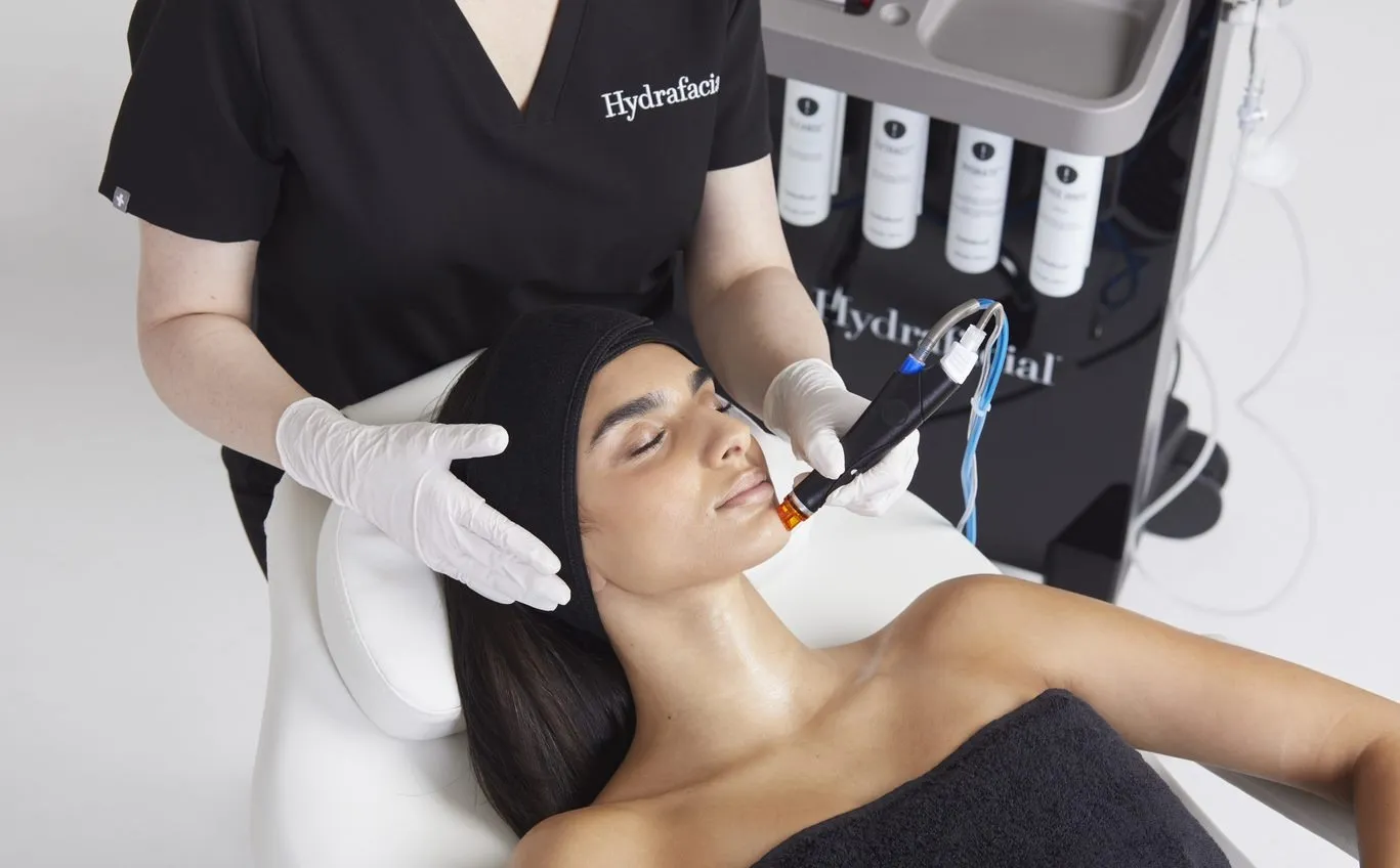 Mujer recibiendo un Hydrafacial con el equipo oficial en consultorio